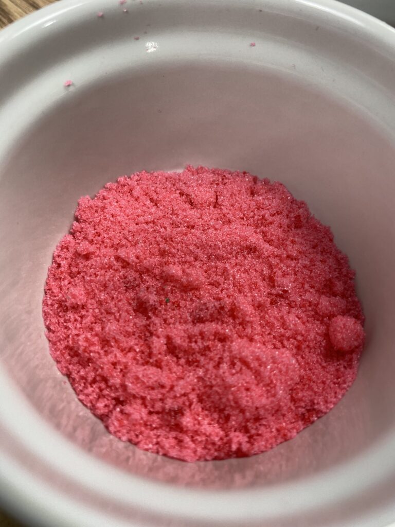 Roten Zucker färben ganz einfach mit Lebensmittelfarbe Roten Zucker färben ganz einfach mit Lebensmittelfarbe