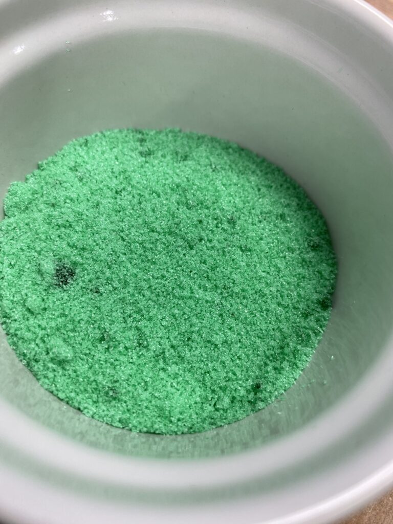 Man kann mit Lebensmittelfarbe grünen Zucker färben Man kann mit Lebensmittelfarbe grünen Zucker färben