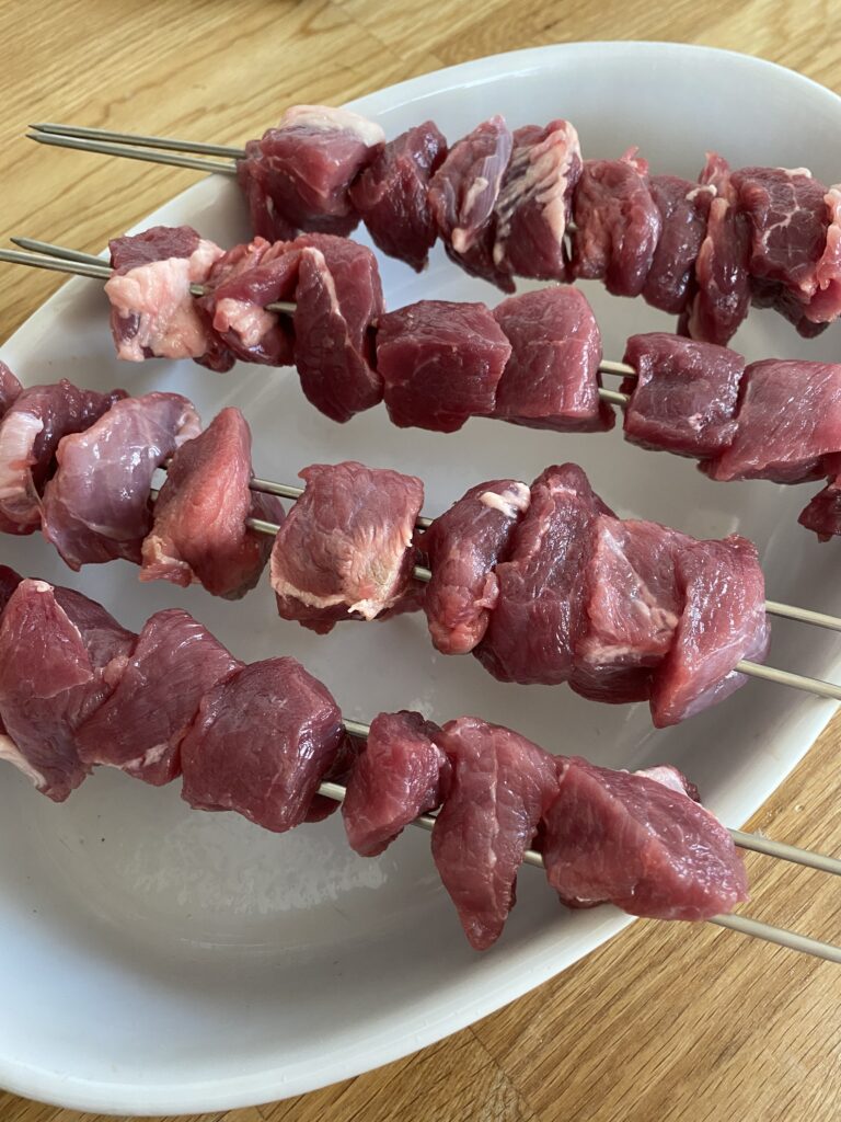 Das in Würfel geschnittene Fleisch wird aufgespießt und gegrillt, um es für den Iskender Kebap zu verwenden.
