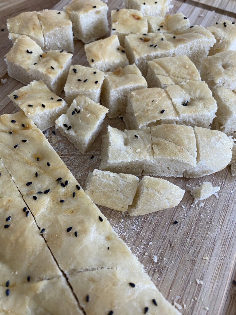 In Würfel geschnittenes Fladenbrot