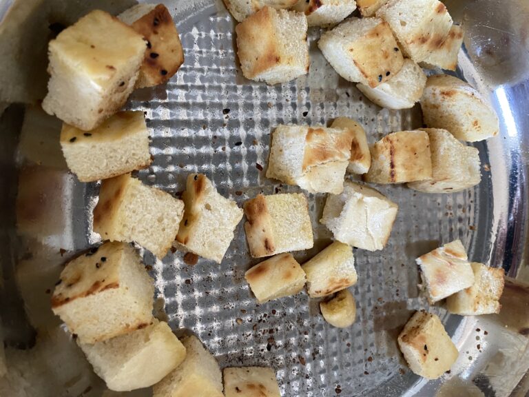 Das Fladenbrot wird in Würfel geschnitten und in der Pfanne angeröstet.