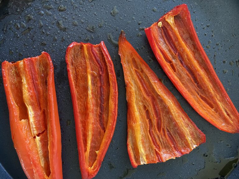 Angebratene Spitzpaprika passt perfekt zum Iskender Kebap.