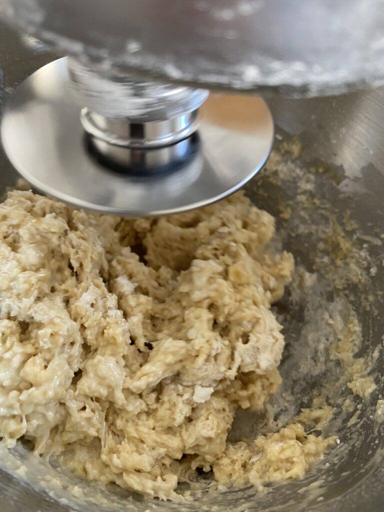 Der Hefeteig für die Donuts muss gut geknetet werden. Der Hefeteig für die Donuts muss gut geknetet werden.