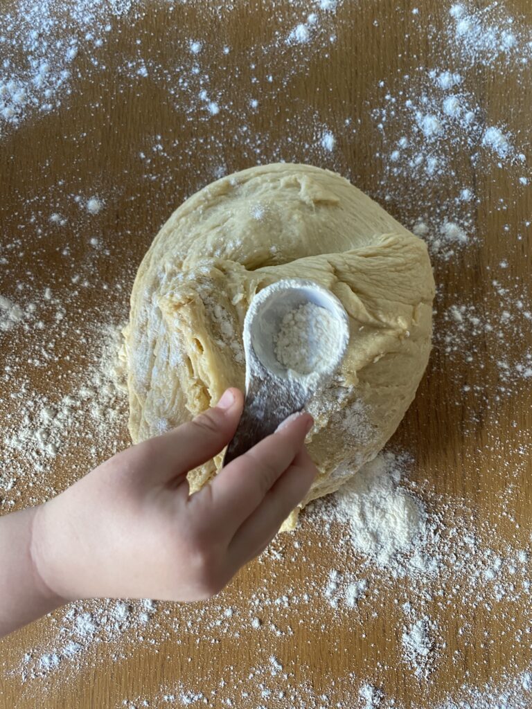 Den Teig für die Donuts immer gut bemehlen, damit er nicht auf der Arbeitsunterlage kleben bleibt. Den Teig für die Donuts immer gut bemehlen, damit er nicht auf der Arbeitsunterlage kleben bleibt.