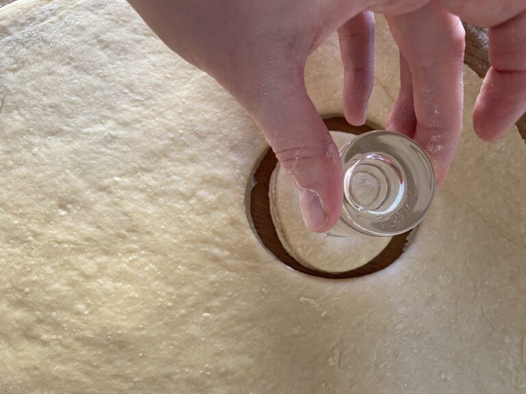 Mit einem kleinen Glas kann man das Donuts Loch ausstechen. Mit einem kleinen Glas kann man das Donuts Loch ausstechen.