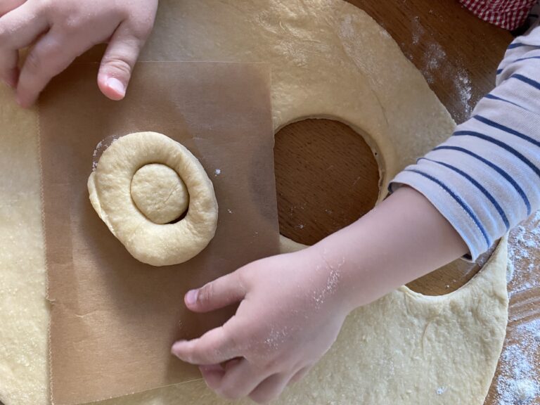 Auch Kinder können bei diesem Donuts Rezept gut mithelfen. Auch Kinder können bei diesem Donuts Rezept gut mithelfen.