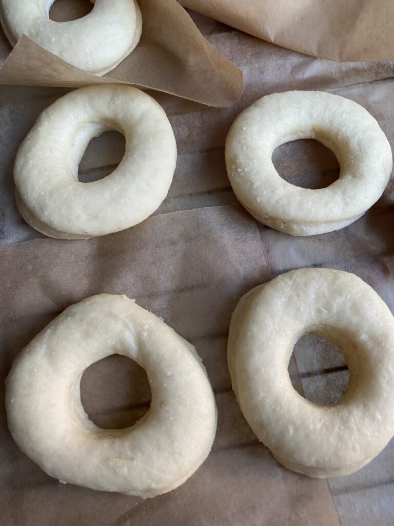 Die Donuts mit Loch müssen vor dem Frittieren eine Zeitlang aufgehen, da sie aus Hefeteig sind. Die Donuts mit Loch müssen vor dem Frittieren eine Zeitlang aufgehen, da sie aus Hefeteig sind.