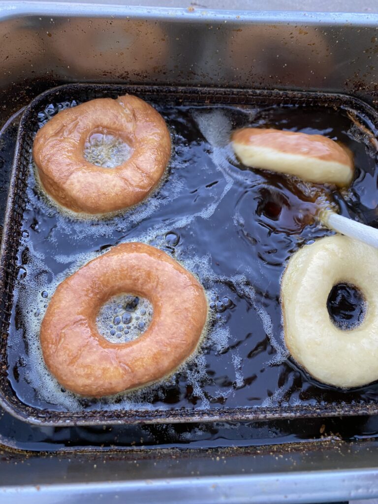 Die Doughnuts erhalten in der Fritteuse eine schöne goldgelbe Farbe. Die Doughnuts erhalten in der Fritteuse eine schöne goldgelbe Farbe.