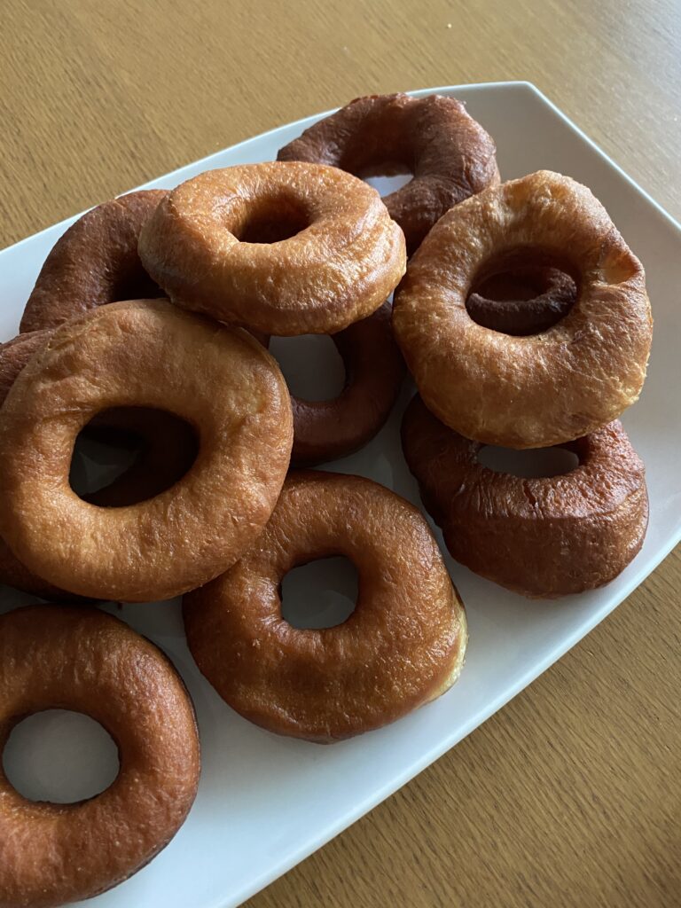 Frisch frittierte Donuts aus der Fritteuse kannst du mit diesem Rezept machen. Frisch frittierte Donuts aus der Fritteuse kannst du mit diesem Rezept machen.