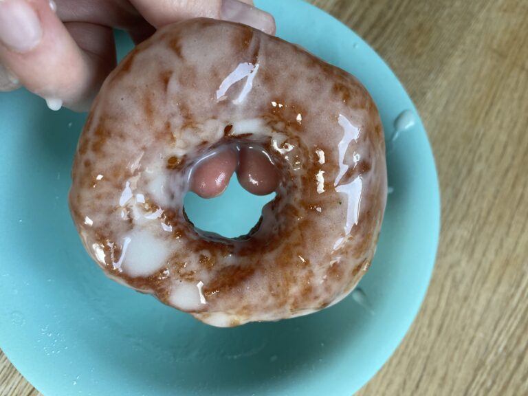 Du kannst die Donuts aus Hefeteig nach diesem Rezept bunt dekorieren. Du kannst die Donuts aus Hefeteig nach diesem Rezept bunt dekorieren.