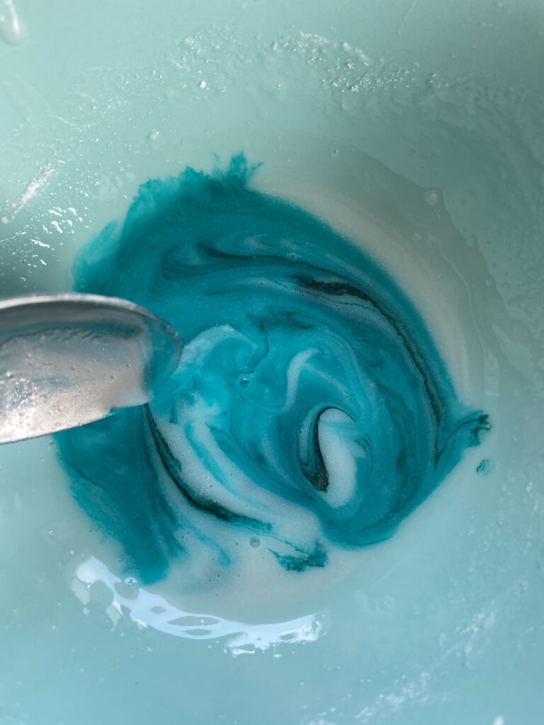 Mit bunter Zuckerfarbe kannst du die Doughnuts dekorieren. Mit bunter Zuckerfarbe kannst du die Doughnuts dekorieren.