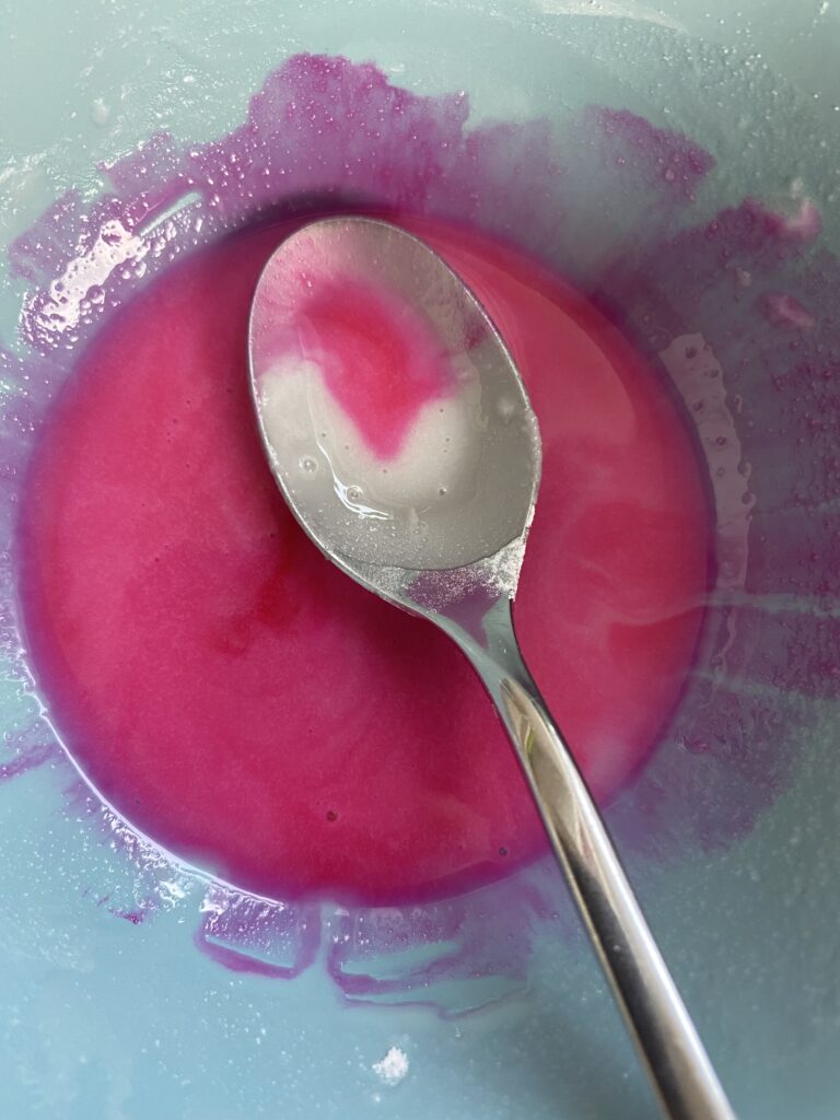 Bunte Zuckerfarbe macht die Glasur für die Donuts farbig. Bunte Zuckerfarbe macht die Glasur für die Donuts farbig.