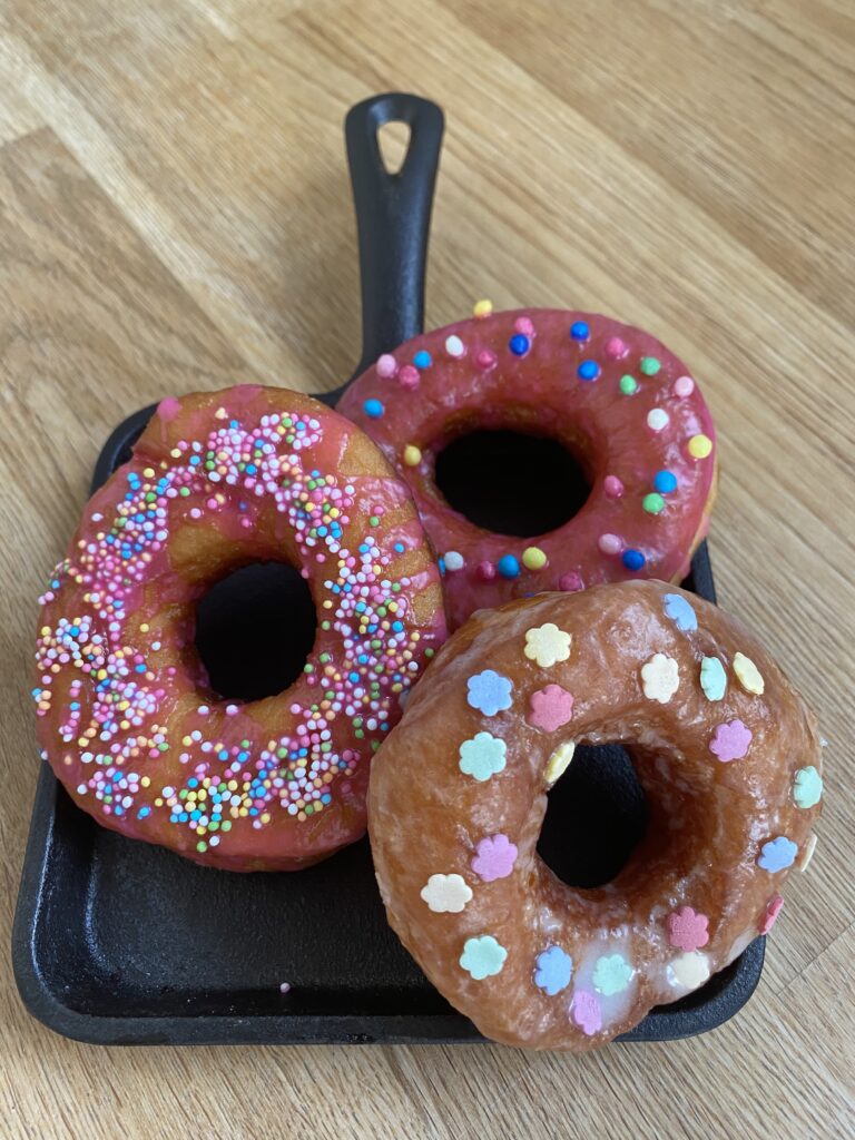 Die bunt dekorierten Donuts aus Hefeteig kannst du ansprechend servieren. Die bunt dekorierten Donuts aus Hefeteig kannst du ansprechend servieren.