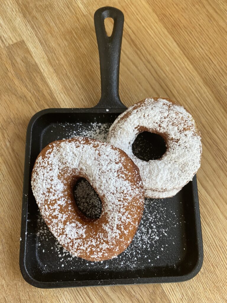 Doughtnus aus Hefeteig kann man auch mit Puderzucker dekorieren. Doughtnus aus Hefeteig kann man auch mit Puderzucker dekorieren.