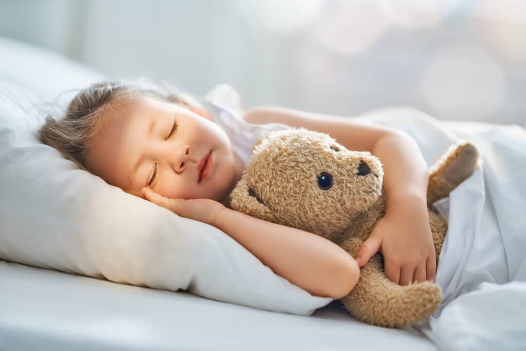 Mit einem Bär im Arm und einer Gute-Nacht-Geschichte schlafen Kinder gerne ein.