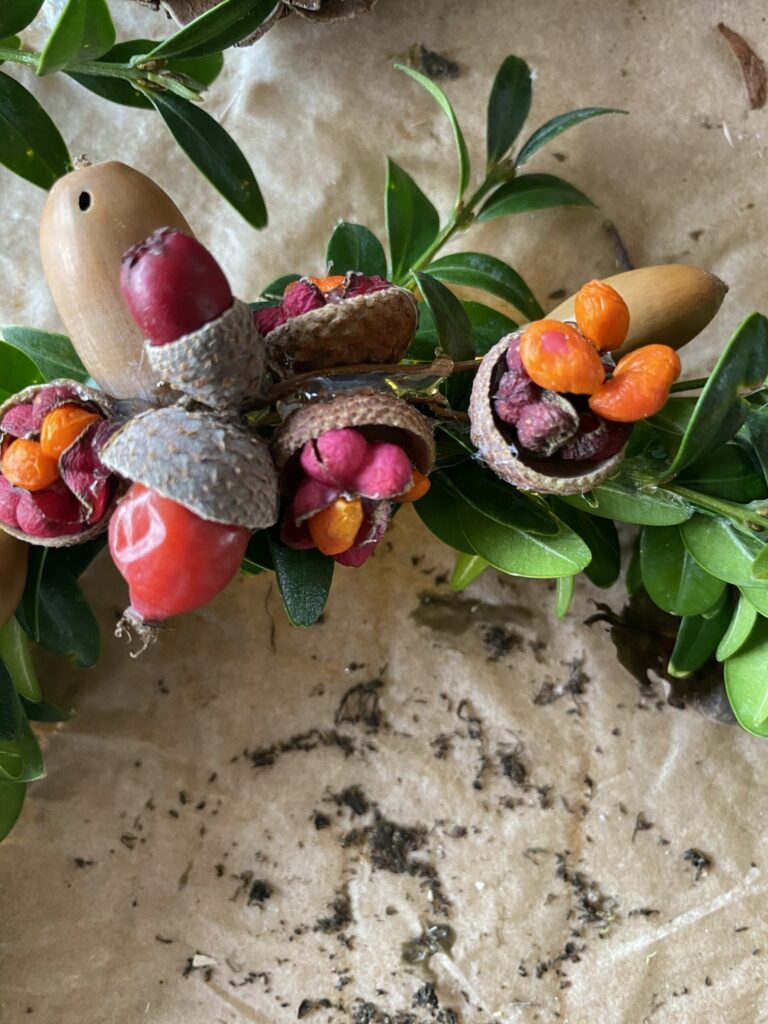 Dekoration der Wichteltür mit einem Kranz Dekoration der Wichteltür mit einem Kranz