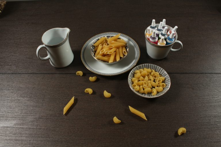 Man kann Nudeln färben und daraus schöne Nudelketten mit Kindern basteln. Man kann Nudeln färben und daraus schöne Nudelketten mit Kindern basteln.