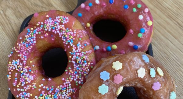 Donuts aus Hefeteig kann man mit diesem Rezept selbst herstellen und bunt dekorieren.